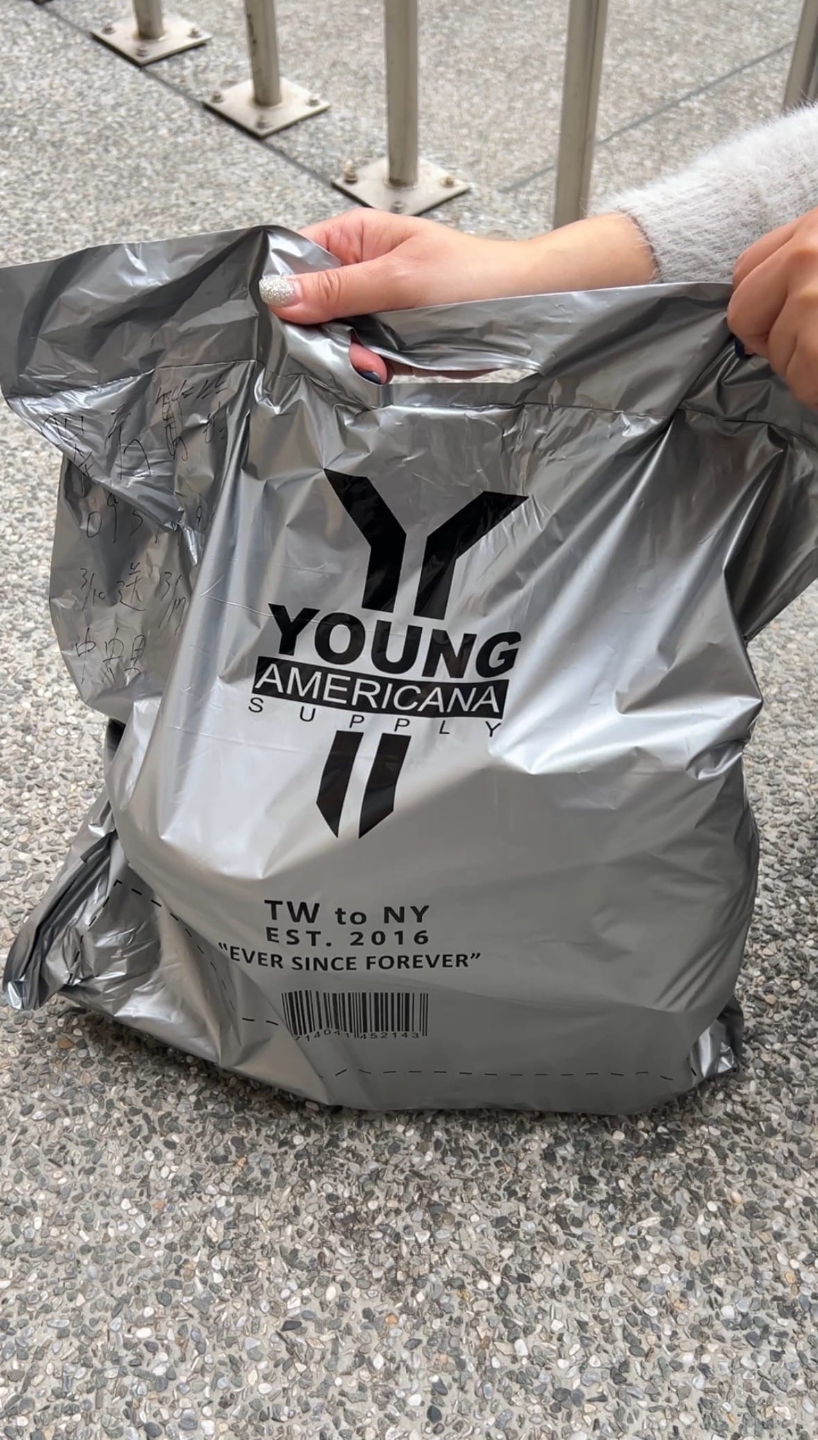 白鞋要怎麼洗乾淨?交給專業師傅手工洗鞋I Sneaker 2 白鞋要怎麼洗乾淨?交給專業師傅手工洗鞋I Sneaker 2