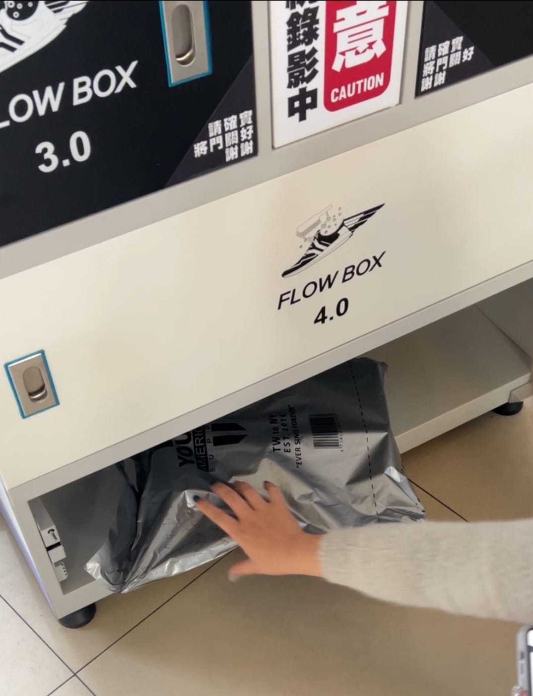 白鞋要怎麼洗乾淨?交給專業師傅手工洗鞋I Sneaker 2 白鞋要怎麼洗乾淨?交給專業師傅手工洗鞋I Sneaker 2