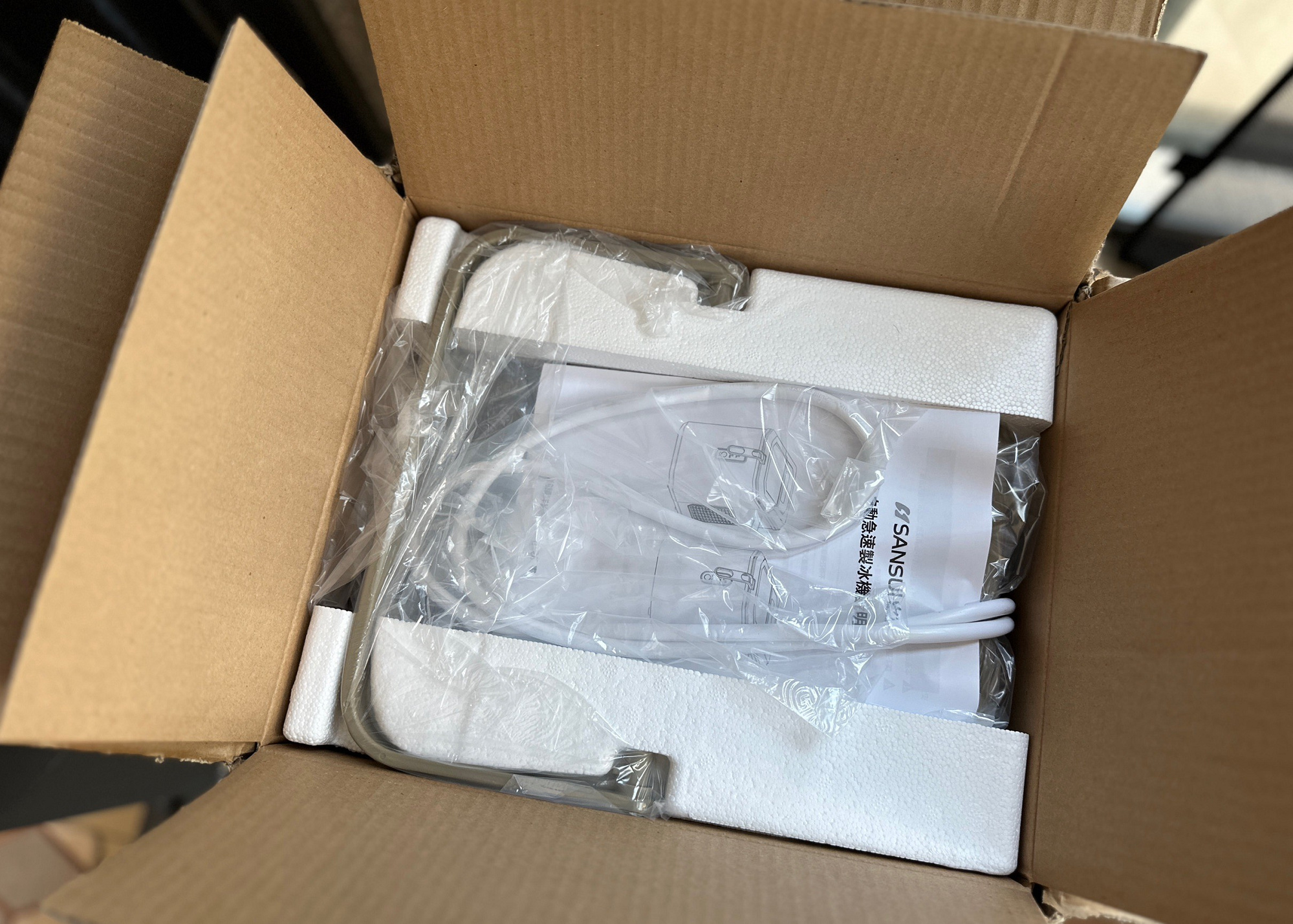 SANSUI山水 微電腦全自動製冰機開箱：8分鐘快速製冰/6.2公斤超輕量/收納袋著走